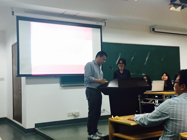 两位教授为所有立项人颁发结题证书、为获得“优秀”的同学颁发奖品